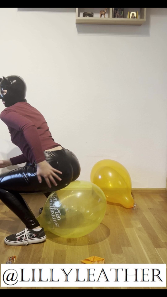 LillyLeather: Looner mädchen knallt 4 Ballons in süßem outfit und Kitty Latexmaske