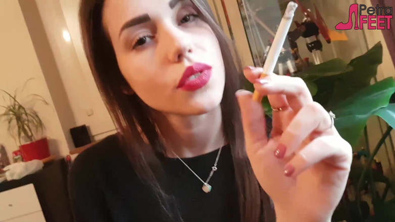 Smokin Fetish: Fumar en primer plano con una hermosa chica