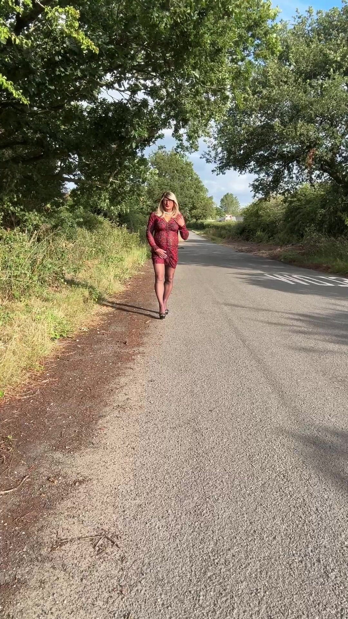 Kellycd2022: Crossdresser seksi Kellycd2022 Menikmati Pemanduan Petang – Rehat Berhenti Kecil