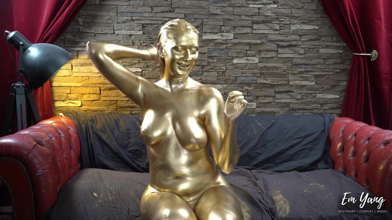 Em Yang: Mijn volledige lichaam goud schilderen &amp; mijn glazen dildo gebruiken