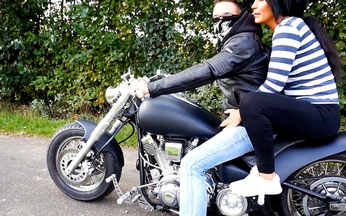 Cheating Cumsluts: Motociclist a futut un străin Fuck Sluts Cot!