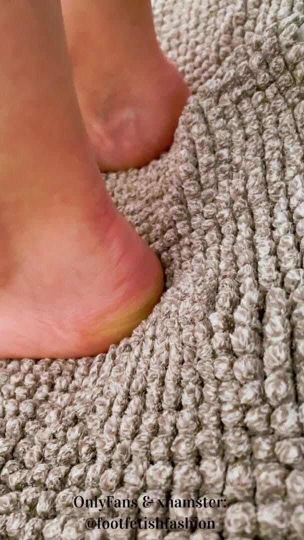 FootFetishFashion: My stepsister`s feets, I love it