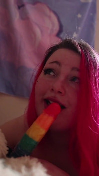 Rozkošná bbw šuká svého velkého teddybeara