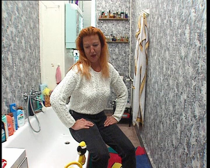 YOUR FIRST PORN: Tante Nina Wichst在Der Badewanne - Nina阿姨在浴缸里撸管