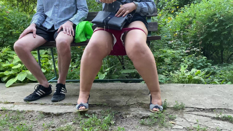 OurFetishLife: Indimenticabile miLF fontana di piscio all'aperto lascia che il figliastro...