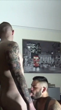 Jovem barbudo oferece sua bunda a uma faia