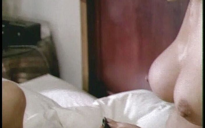 Perfect Porno: Британские студенты занимаются лесбийской фантазией в тройничке