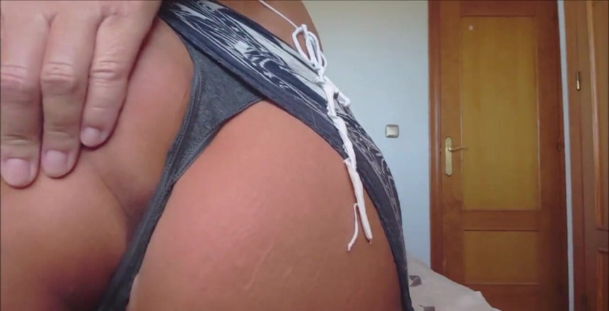 Natalie K: Săltându-mi curul, masturbându-mă cu tanga