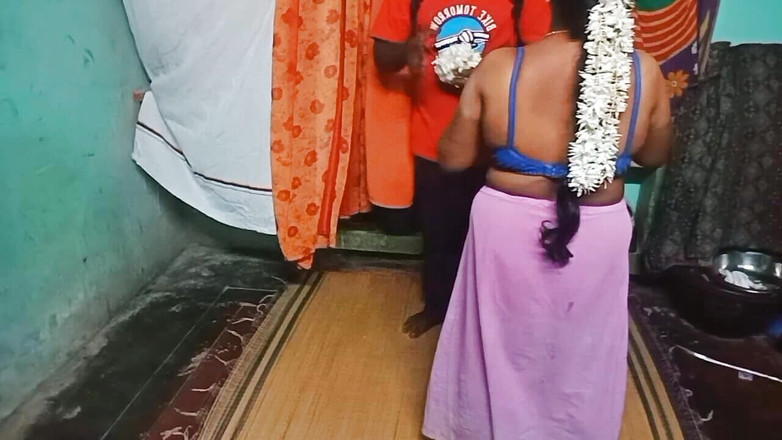 Priyanka314: インドの配達員の男の子と家で義理の叔母とのセックス