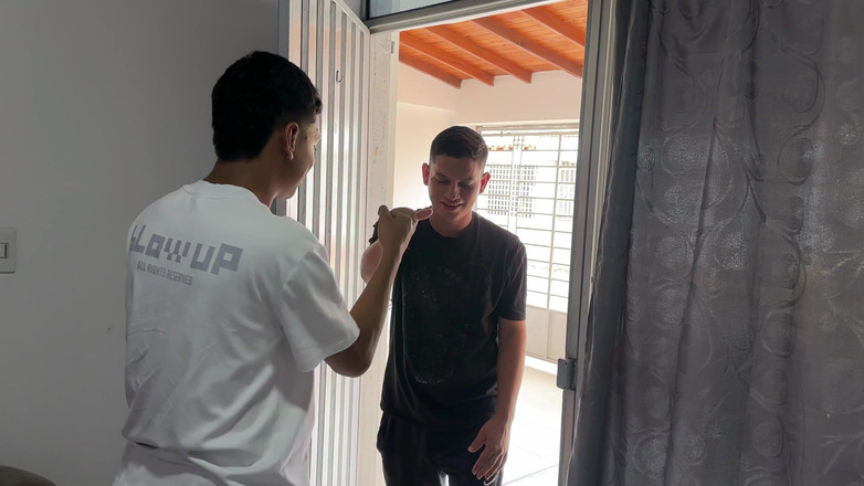 Duoafroditas: 我变得不小心，我最好的朋友狠狠地操我饥渴的继妹的胖女孩，直到他最后把她的牛奶塞进她湿润的阴户