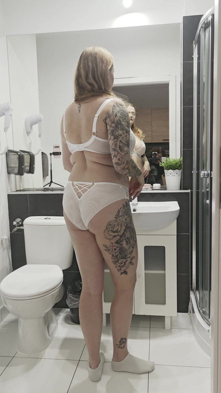 Bastet: 妈妈换了内衣，然后去撒尿。