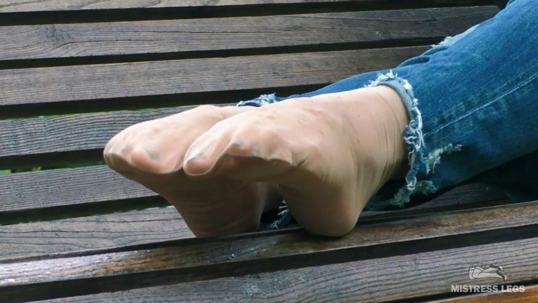 Mistress Legs: Słodkie podeszwy w nylonowych skarpetkach na zewnątrz w deszczowy dzień