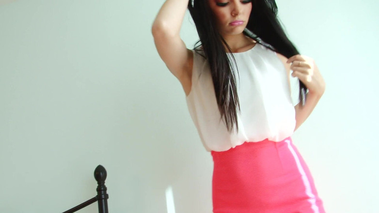 Solo Sensations: セクシーなドレスを着たブルネットのふしだらな女がベッドでショーを披露