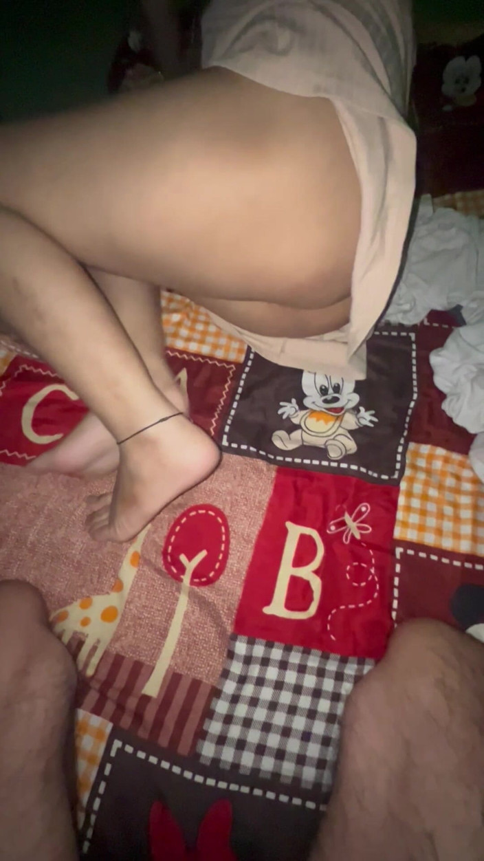 Rishi: 继兄弟，请让你继妹的阴户流出