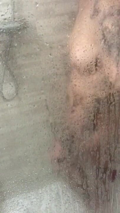 CarleXXX: Romi gaat alleen douchen