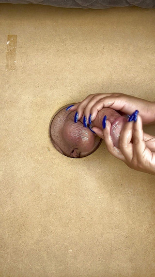 Latina mala: Latina-teen melkt sich am melktisch, gloryhole