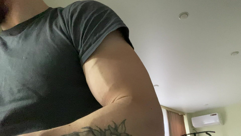 Hunky time: Alpha Llena Una Botella Con Su Saliva