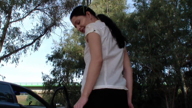 Spaingirl Natalie: Masturbacja na zewnątrz i siusiu