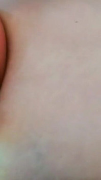 Als mijn man niet thuis is, laat zijn hete vrouw haar groot zien terwijl hij zijn vriend aan het videogesprek maakt, deel 2