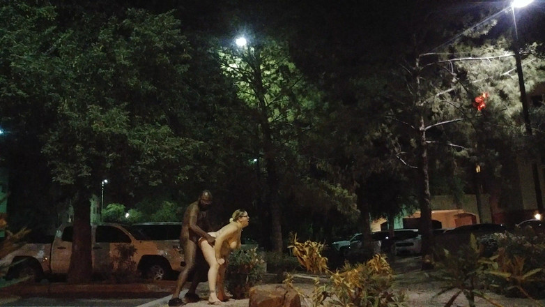 Rendezvousing Assets: Une Grosse BBW Mariée S’amuse En Public!