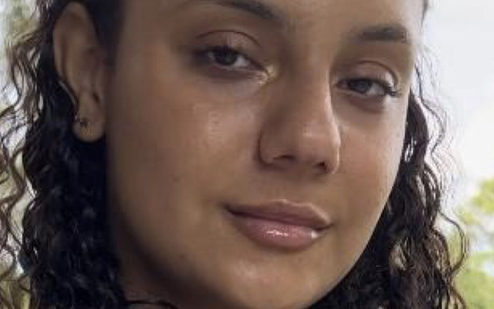 Dally G: 19 jahre alte dally g zeigt ihren sexy körper