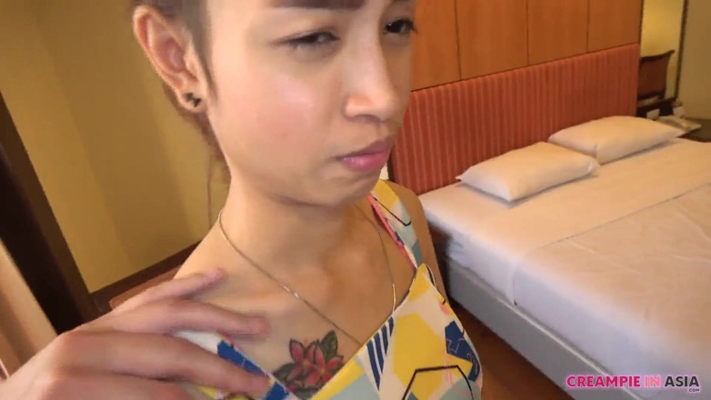 Creampie In Asia: A slender beautiful girl! Successfully bareback, her reaction was great....