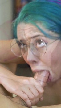 Nerdy Girl Biorąc wytrysk na twarz w okularach - Brazylijska Cherry Adams Amatorskie OBciąganie POV