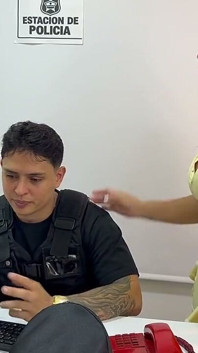 Hezká holka je ošukána zkorumpovaným policajtem výměnou za svobodu – Dilan Clavijo