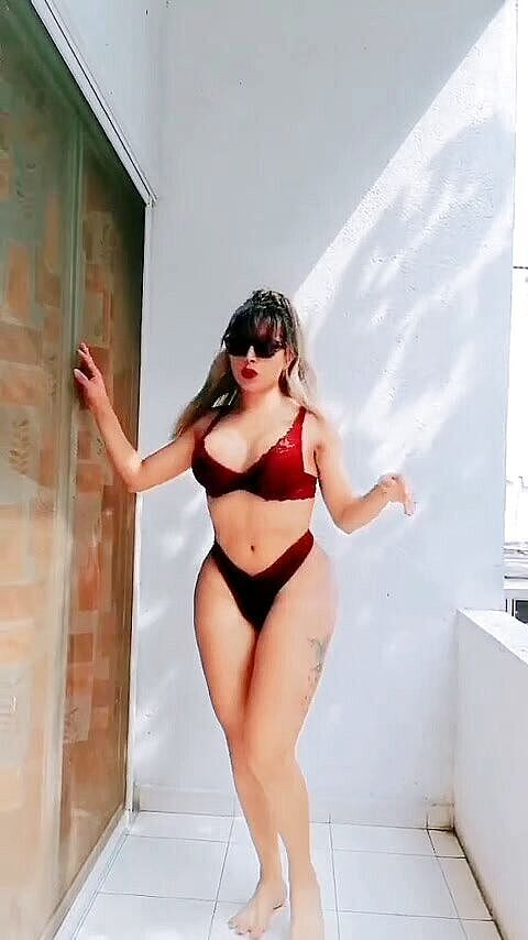 Barbietransxxxx: Сногсшибательный транс с большой задницей показывает свой сосуающий рот для орального секса