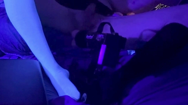 S1utTransPup: S1uttranspup lagi asik ngentot dildo ukuran 20 cm di kamar blacklit