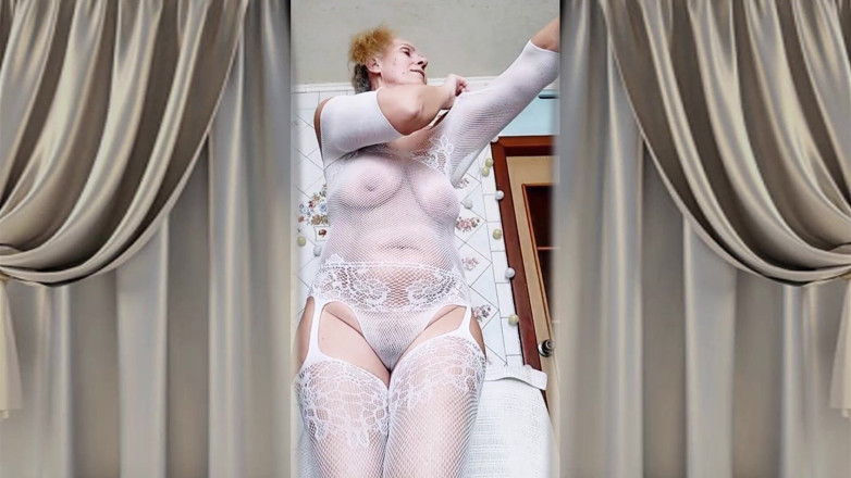 Lukerya: 부엌에서 투명한 흰색 점프수트를 입은 핫한 주부 Lukerya