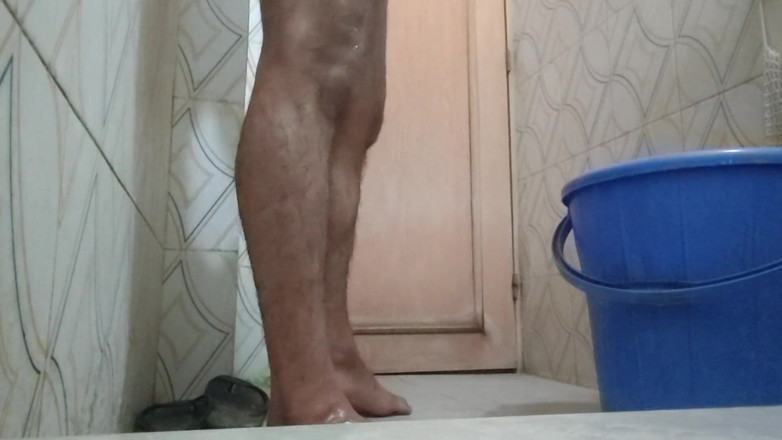 Hot Chilli 2025: 화장실에서 목욕하는 털이 무성한 남자