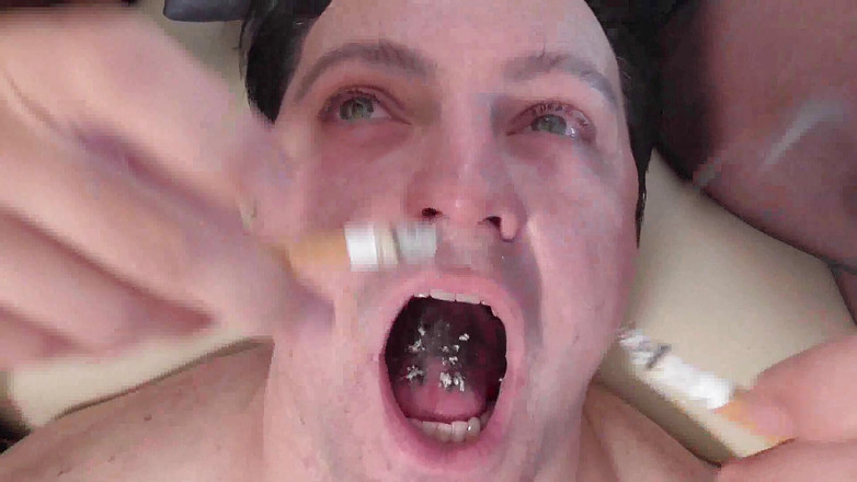 Femdom Austria: Muhteşem naylon ikizlerin insan kül tablası