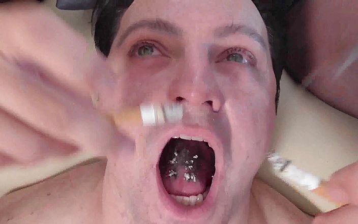 Femdom Austria: Scrumieră umană cu gemene superbe din nailon