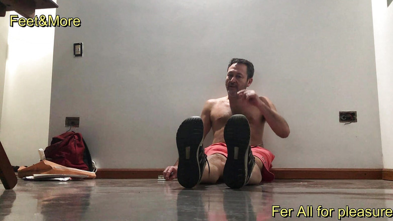 Fer All for pleasure: स्नीकर्स और धूम्रपान के साथ खेलना