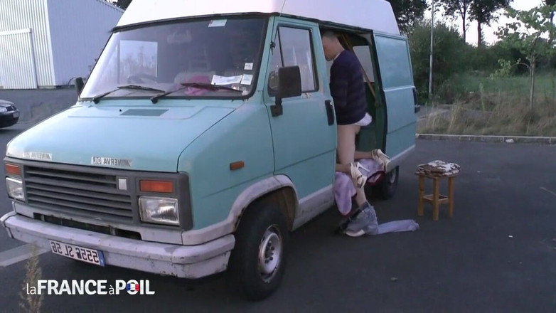 Girls Bang: Sleezy blonďatá děvka šuká za pay v autě