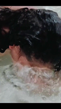 Ana Is Crazy Underwater, Bunyi Besar Didengar