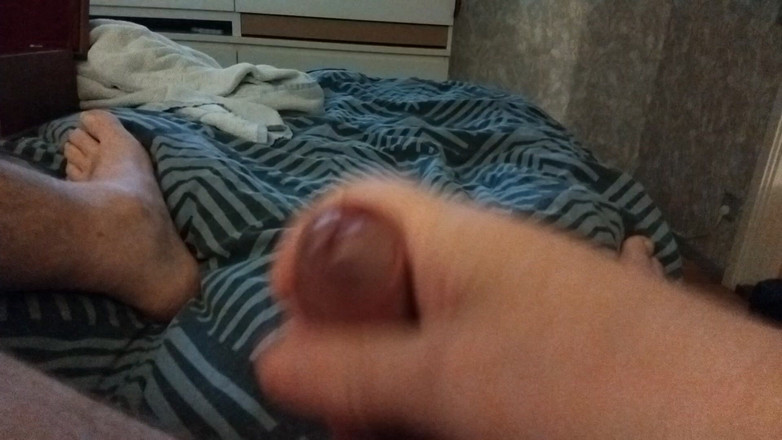 Pellefnatt: मेरा दोस्त बिस्तर पर लेटा हुआ है और अपने बड़े लंड से खेल रहा है