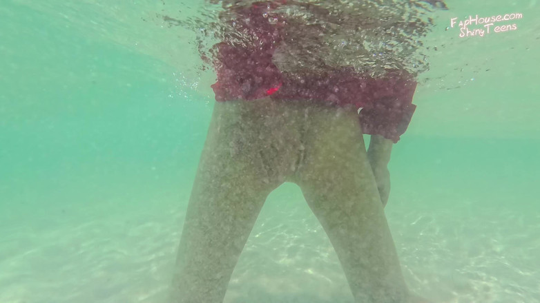 Shiny teens: 910 en collants sous l’eau