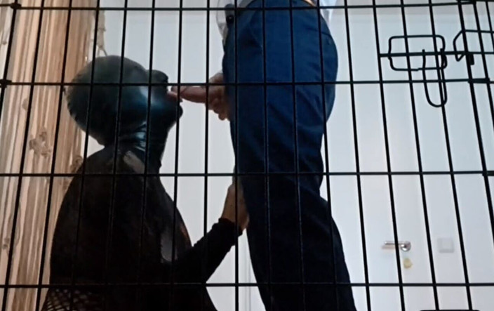 Lucy Dee: Punto di vista dalla gabbia – schiava sissy guarda la padrona...