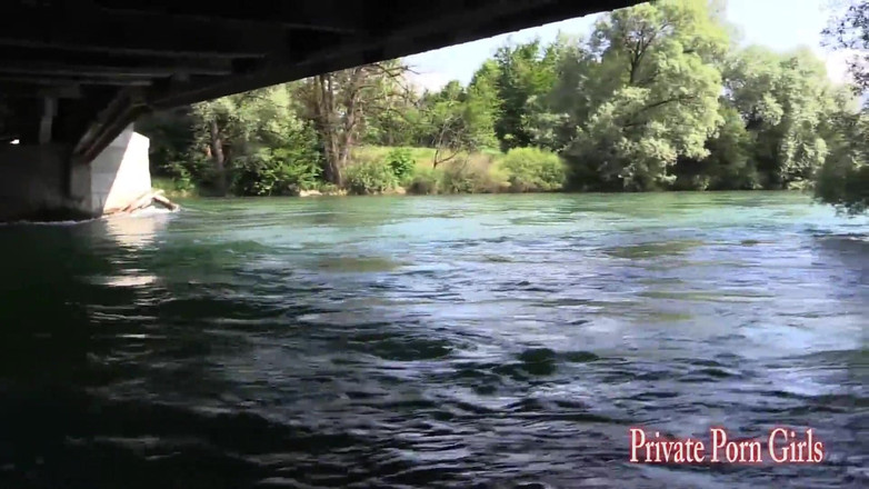 Private Porn Girls: Tânăra Carmela, 20 de ani, care face sex oral lângă râu