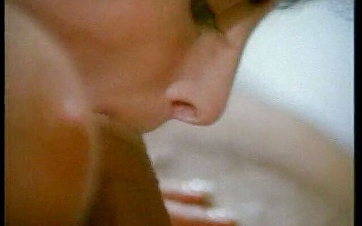 Xtime Network: Italiano vintage pornô: dois anjos peitudas do sexo compartilhando um...