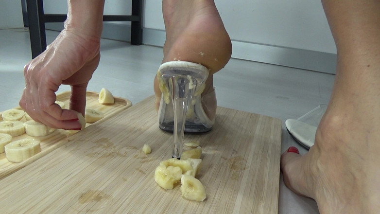 AnnaBUST: I Crush Bananas with My High Heels