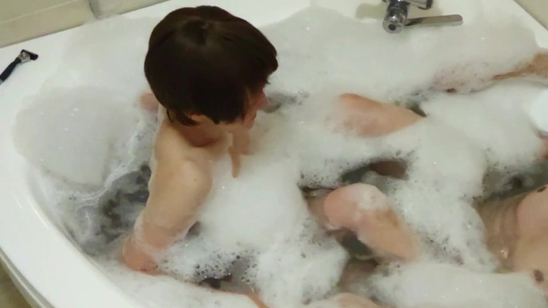 akeieroi: Flerte na banheira com um parceiro de caso