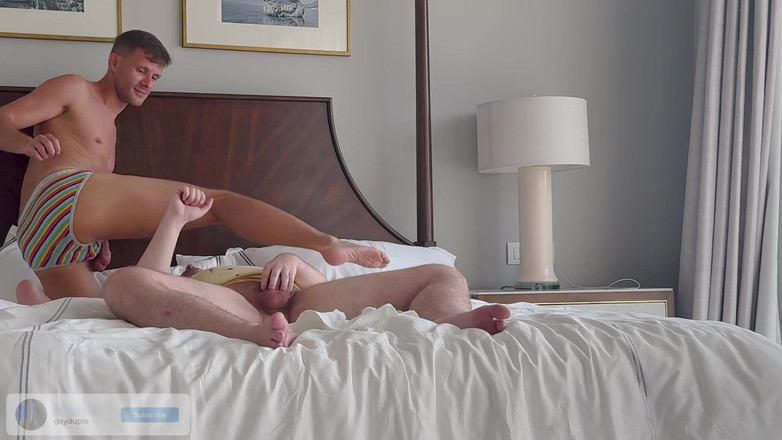 GayDuplo: Pasangan Flip Flop berkongkek tanpa kondom semasa bercuti di hotel...