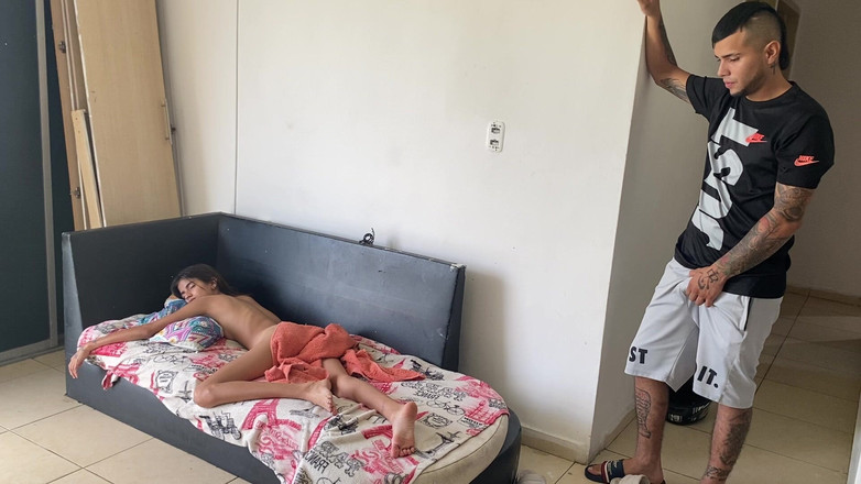 SaritaHott: 의붓여생이 쉬고 있는 것을 발견하고 그녀에게 기회를 줘