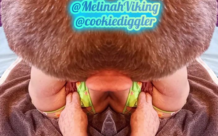 Melinah Viking: 并排