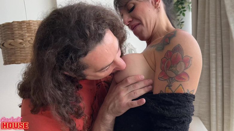 CuckoldHouse: Această mireasă cu un clitoris mare adoră sexul cu bărbați în...
