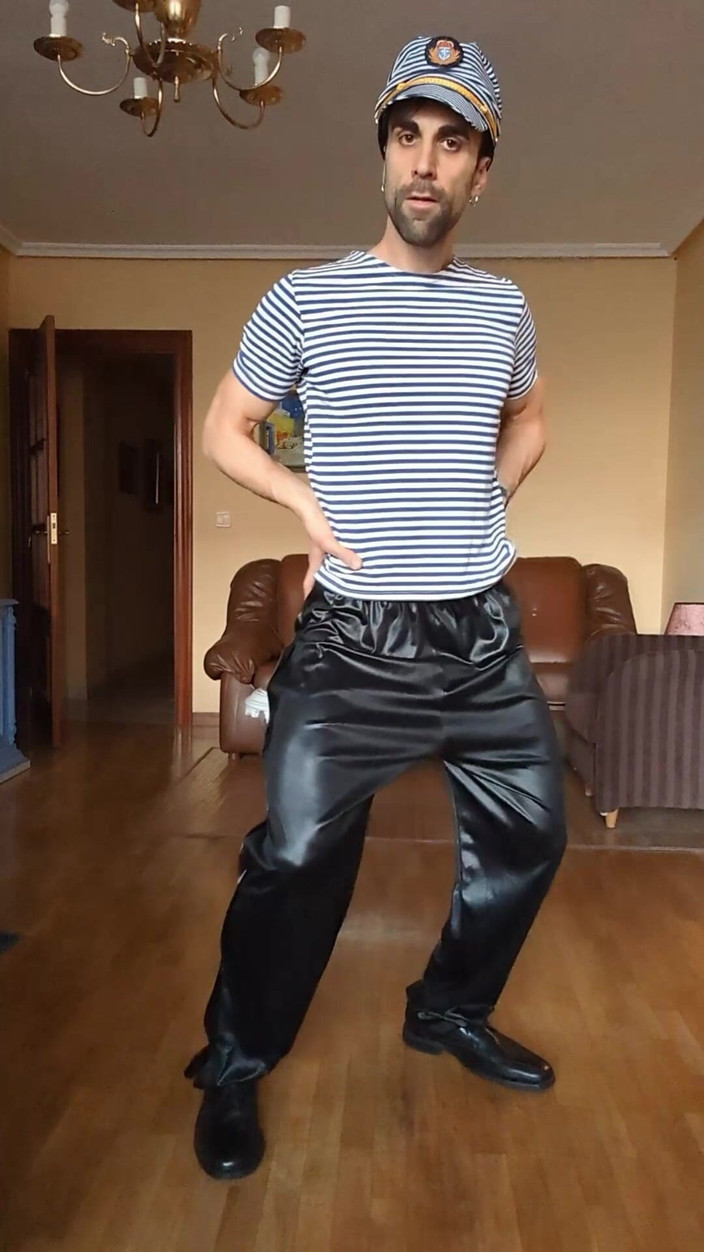 Zeus Ray: Jag gör en streeptease klädd i militär klänning