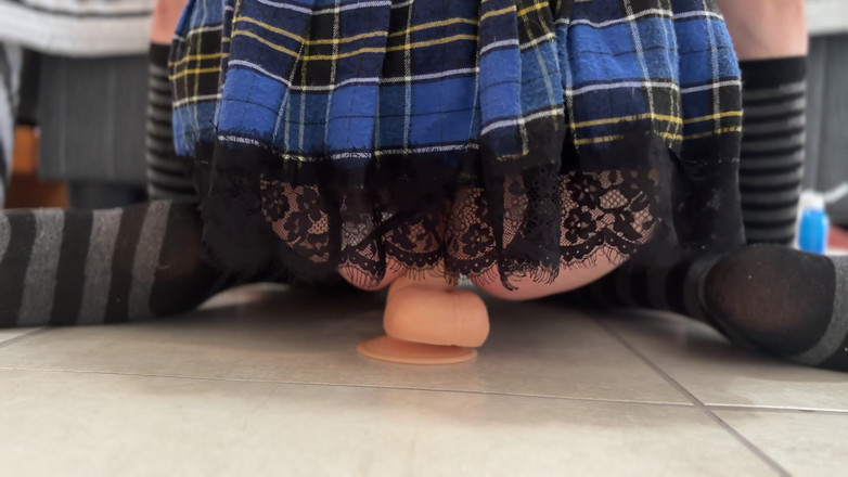 Kinky Princess: Mini etekli dildoya biniyor